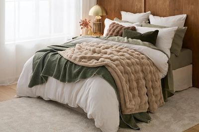 Sáng ngủ dậy nên trải chăn hay gấp lại?