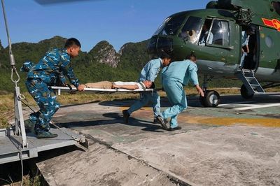 Cấp cứu đường không: Chạy đua với 'thời gian vàng' đưa người từ đảo về đất liền