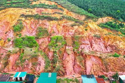 Cận cảnh ngôi làng sạt lở nghiêm trọng ở Lâm Đồng, 13 hộ dân phải di dời