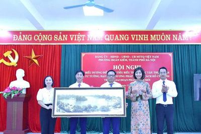 Đảng bộ phường Hoàn Kiếm báo công dâng Bác tại ATK Định Hóa