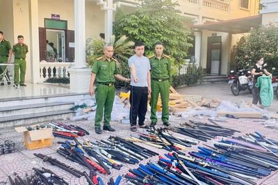 Bắc Ninh: Triệt phá kho 'hàng nóng', thu giữ gần 1 tấn dao kiếm, công cụ hỗ trợ