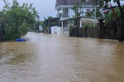 Lũ tràn vào nhiều thôn ở Huế