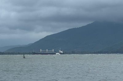Tàu hàng mắc cạn tại vịnh Chân Mây