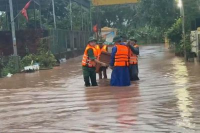 Nước sông Sê Pôn lên nhanh, người dân xã vùng biên Quảng Trị tất tả chạy lũ