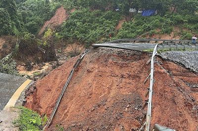 Áp thấp nhiệt đới áp sát miền Trung, Bộ Xây dựng chỉ đạo 'nóng'