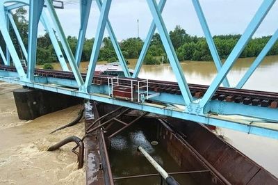Sà lan mắc kẹt dưới cầu đường sắt ở Quảng Trị