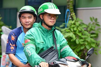 Chạy xe ôm kiếm tiền từ lớp 11, nam sinh bị mẹ bỏ rơi đỗ đại học