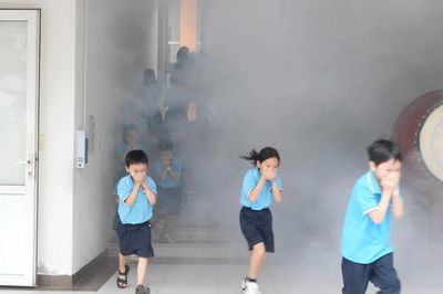 Hơn 900 học sinh tiểu học thực hành kỹ năng thoát nạn khi có cháy