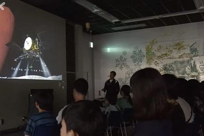 Giáo sư Nhật thuyết trình về dự án nghiên cứu mặt trăng của Sao Hỏa