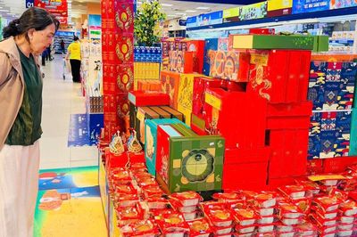 Bánh Trung thu 'giá mềm' lên ngôi