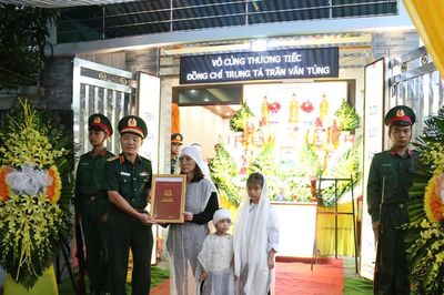 Thăng quân hàm sĩ quan trước thời hạn đối với Tiểu đoàn trưởng hy sinh khi cứu người