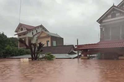 Nước ngập gần mái nhà cấp 4 ở Quảng Trị do mưa lũ