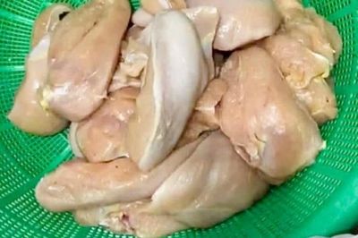 Phụ huynh phản ánh 'thịt gà có mùi lạ, tôm ươn' tại trường học Hà Nội
