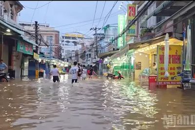Triều cường dâng cao vượt báo động III, nhiều tuyến đường Cần Thơ ngập sâu