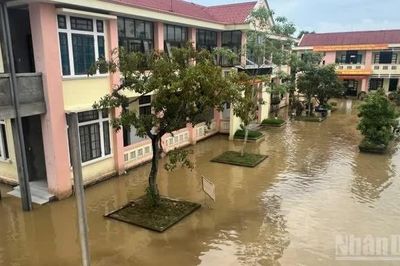 Có mưa, trụ sở Đảng ủy phường Hóa Châu, thành phố Huế lại ngập