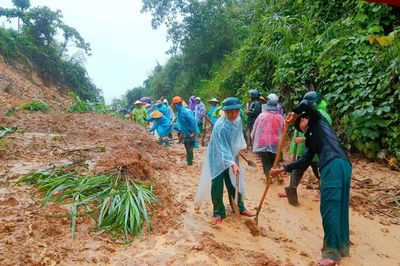 LLVT tỉnh Quảng Trị, TP Huế bám địa bàn, giúp dân di dời khỏi vùng nguy hiểm