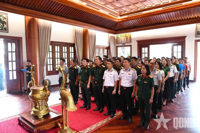Lớp tập huấn cán bộ công đoàn toàn quân dâng hương tưởng niệm Chủ tịch Hồ Chí Minh và Đại tướng Võ Nguyên Giáp