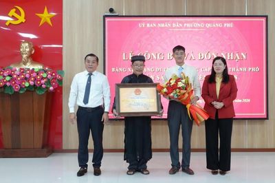 Trao Bằng xếp hạng Di tích lịch sử đối với Mộ Án sát sứ Nguyễn Văn Xán