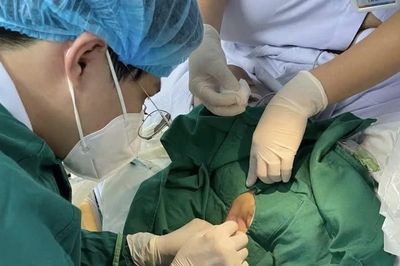 Sốt, nôn bé 1 tháng tuổi sốc nhiễm trùng, suy đa tạng nguy kịch