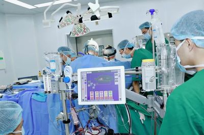 Nhịp tim 27 lần/phút, bệnh nhân 50 tuổi vượt qua ca mổ tim 'cân não'