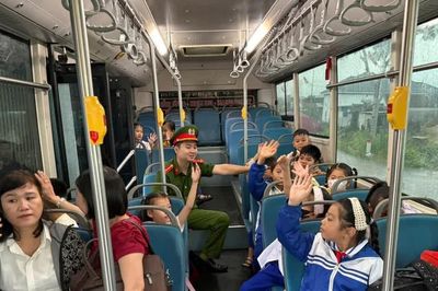Học sinh điểm lẻ ở Nghệ An có xe đưa đón đến trường chính, tổ chức bán trú