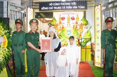 Truy thăng quân hàm Trung tá cho Thiếu tá Trần Văn Tùng hy sinh khi lao xuống sông cứu người