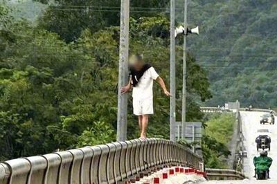 Đại úy Công an kịp thời ngăn tình huống nguy hiểm trên cầu Xuân Sơn