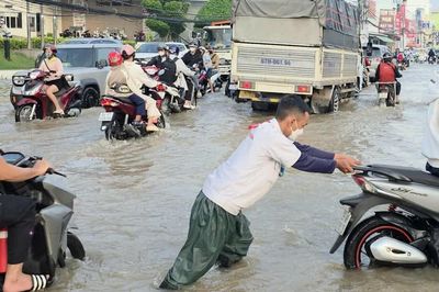 Triều cường gây ngập sâu, người dân Cần Thơ vất vả đi lại sáng đầu tuần