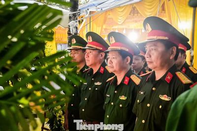 Dòng người đội mưa tầm tã đến viếng Trung tá Trần Văn Tùng