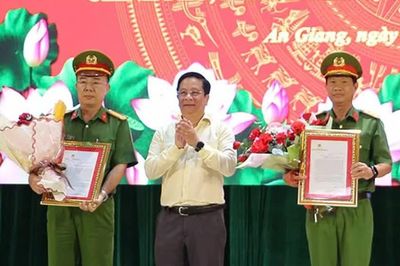 Khen thưởng lực lượng bắt đường dây buôn hơn 17.000 bao thuốc lá lậu