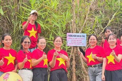 Giữ sạch đường làng, xanh hóa quê hương