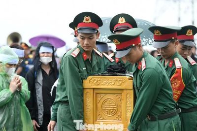 Con trai của Trung tá Trần Văn Tùng: 'Sao mẹ lại khóc khi bố đi công tác?'