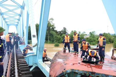 Xà lan lớn nhất mắc kẹt dưới cầu đường sắt Mỹ Chánh được giải cứu