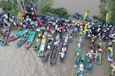 Trải nghiệm tắm đồng, đua xuồng, bắt vịt ở miền Tây mùa nước nổi