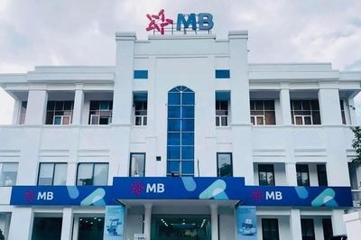 Khách bức xúc bị ngân hàng đột ngột trừ tiền đóng phí 'Bệnh lý nghiêm trọng'