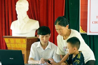 Cử nhân 9X bỏ việc lương 15 triệu về quê làm trưởng bản