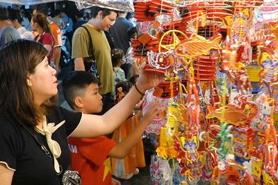 Chật kín người dân check-in, mua sắm tại phố lồng đèn nổi tiếng nhất TPHCM