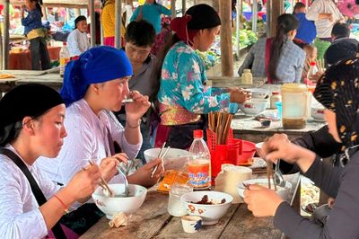 Phiên chợ lùi độc đáo ở miền Bắc, khách vượt xa tới thưởng thức món ngon
