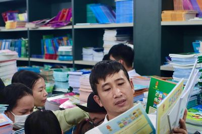 Thiếu sách giáo khoa, không thể đổ lỗi đơn giản cho việc 'khó dự báo'
