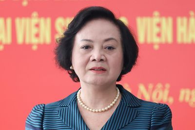Phó Thủ tướng Phạm Thị Thanh Trà kiểm tra Trung tâm Giám định ADN tìm lại danh tính liệt sĩ