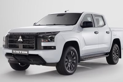 Mitsubishi Triton bổ sung bản 4WD AT Premium, cạnh tranh với Ford Ranger XLS 4x4