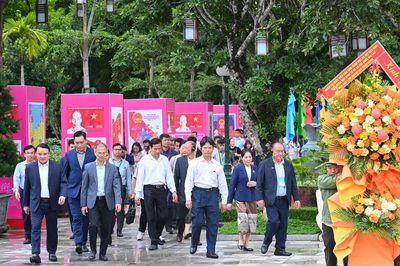 Đoàn đại biểu Viện Khoa học Lào, Campuchia và Việt Nam dâng hương tưởng niệm Chủ tịch Hồ Chí Minh