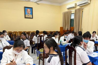 Học sinh THPT được chăm sóc sức khỏe, trải nghiệm nghề nghiệp tại trường