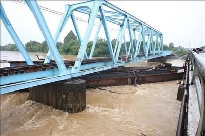 Thống nhất phương án xử lý các sà lan mắc kẹt do mưa lũ