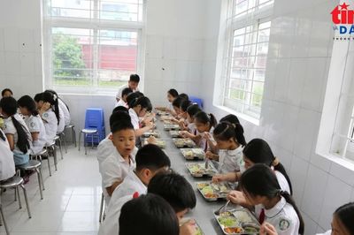 Làm rõ việc 'thịt gà có mùi lạ' trong bữa ăn tại trường học ở Hà Nội