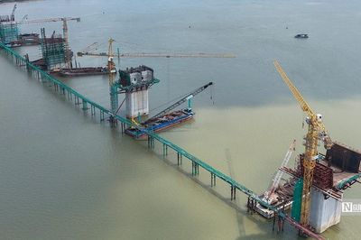 Hà Nội: Ngắm loạt trụ cầu đang 'mọc' giữa lòng sông Hồng