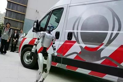 Nhật Bản có “xe cấp cứu” đầu tiên cho robot hình người, hỏng đâu sửa đó