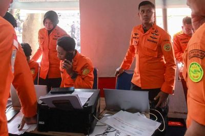 Phà chở khách gặp nạn giữa biển khiến ít nhất 6 người thiệt mạng, hàng trăm người mất tích