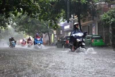 Mưa dông đang mở rộng ở Hà Nội, loạt khu vực được cảnh báo