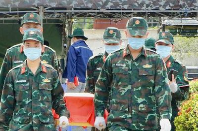 Khi Tổ quốc đi tìm những người con